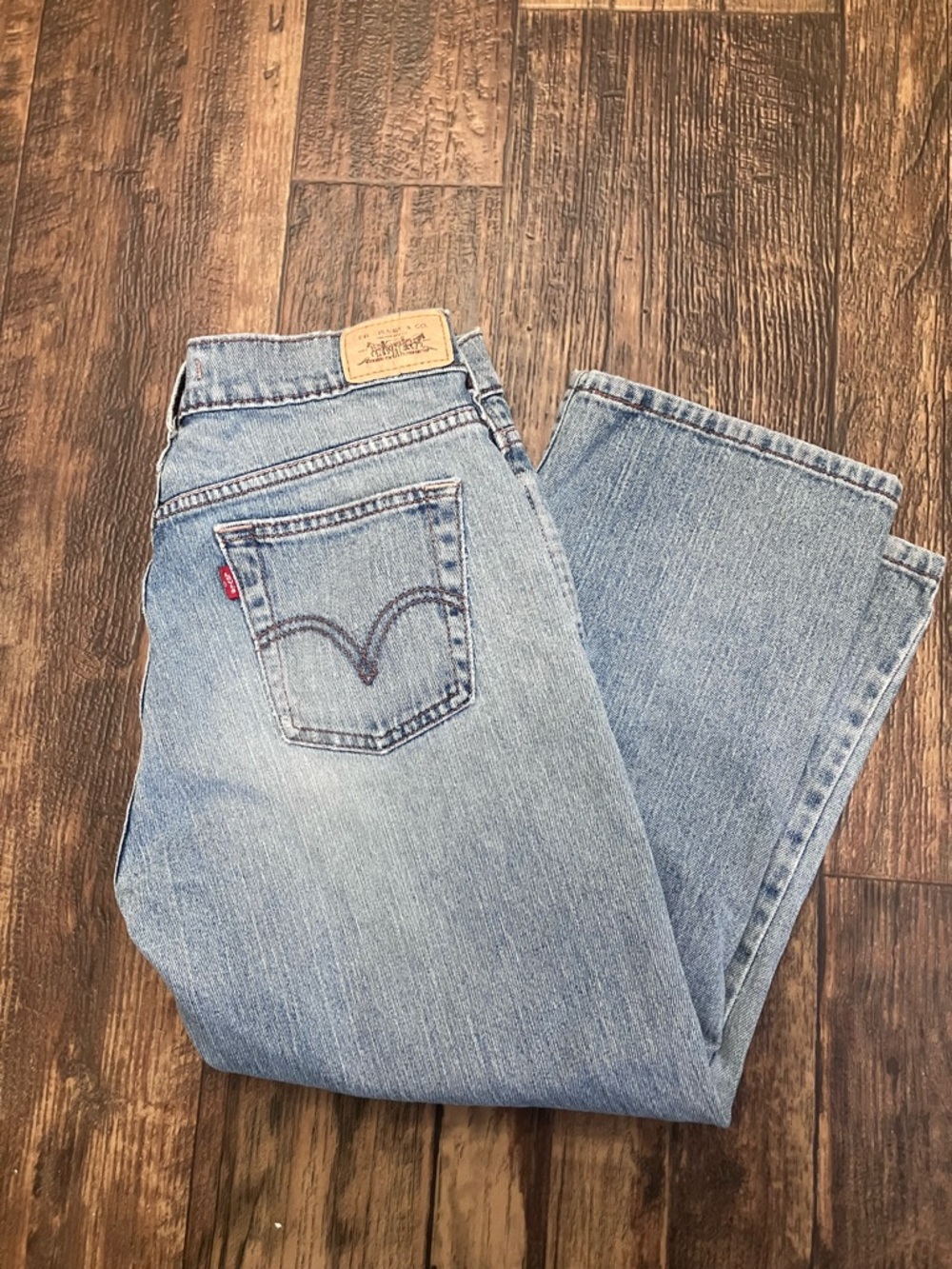 Levi's Light Blue Straight Leg Women's Capris - Picture 2 of 5